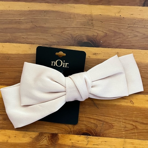 Hair scrunchies and claws - Picture 4 of 6